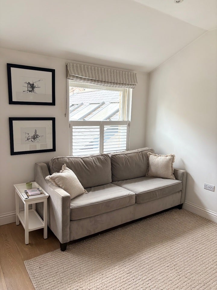 Flat Chivalry Road in Greater London
