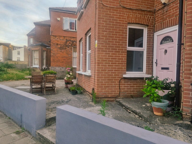 Room Rossiter Road in Greater London