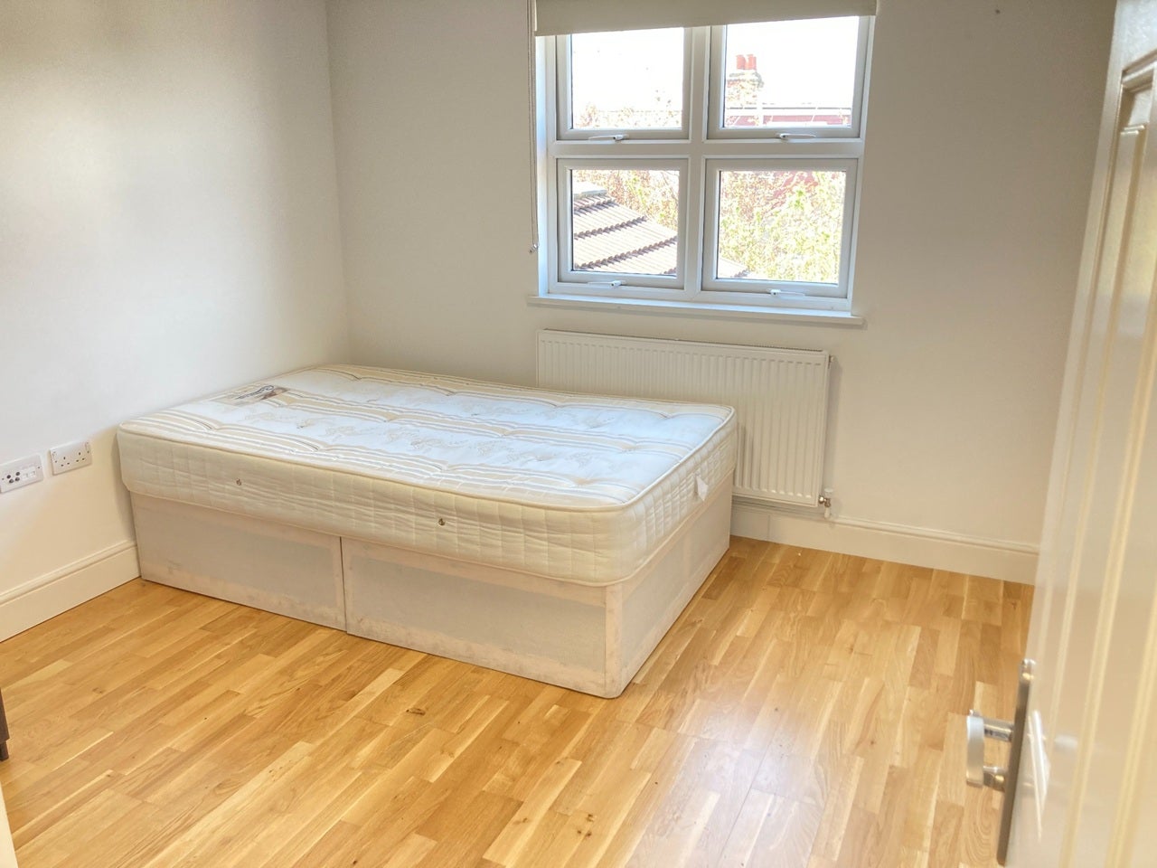 Room Adelaide Road in Greater London