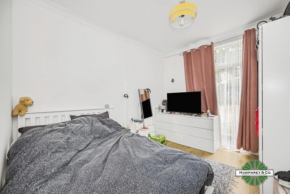 Flat Howard Road in Greater London