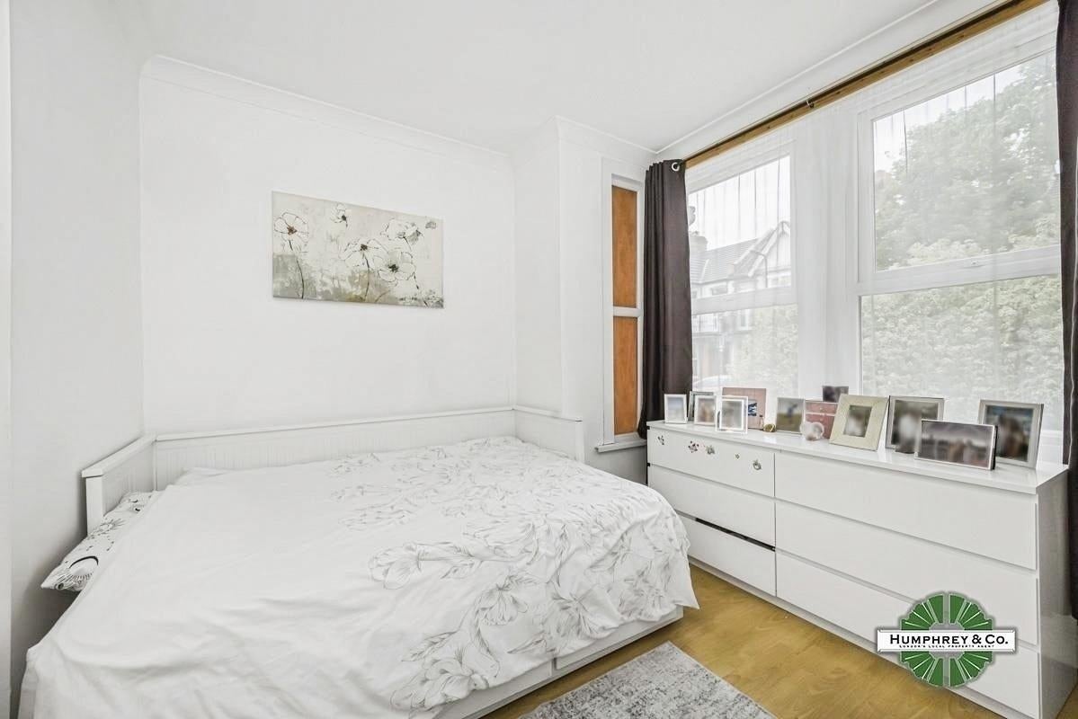Flat Howard Road in Greater London