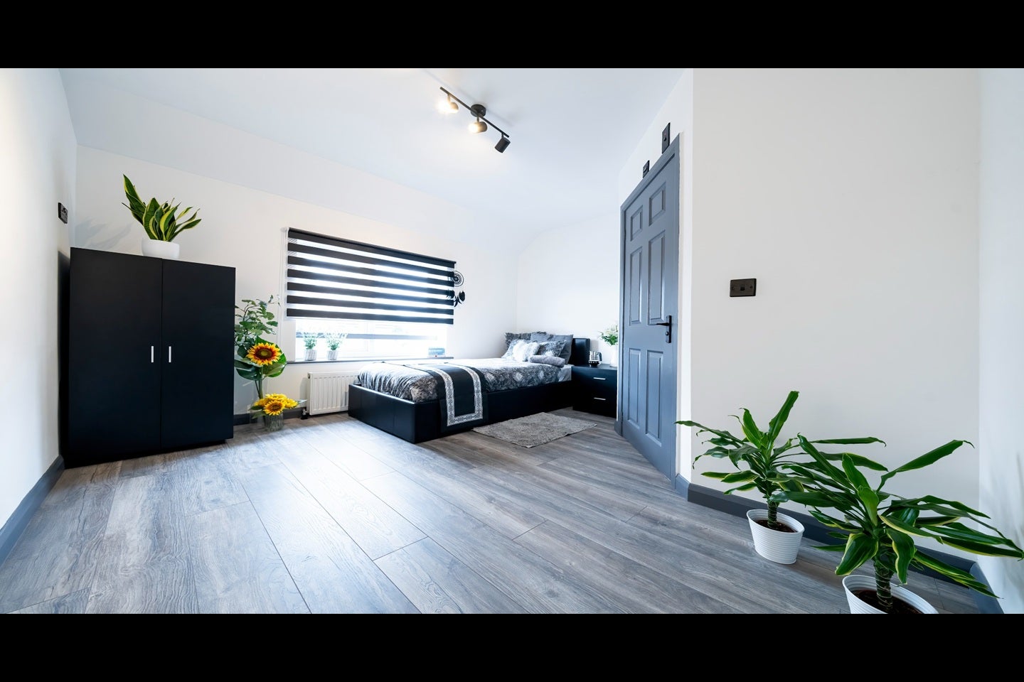 Room Moorside Road in Greater London