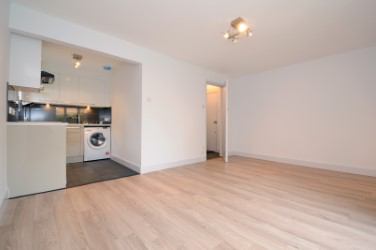 Flat Rousham Lane in Greater London