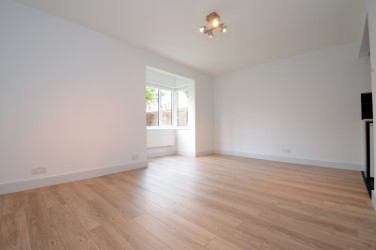 Flat Rousham Lane in Greater London
