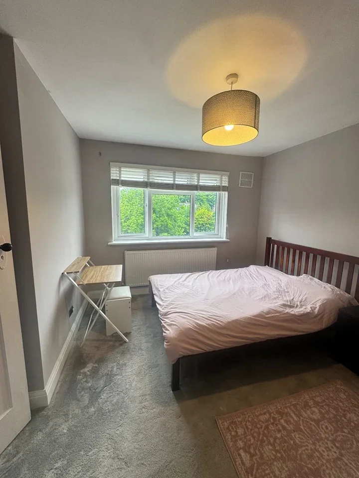 Room Mortimer Crescent in Epsom and Ewell