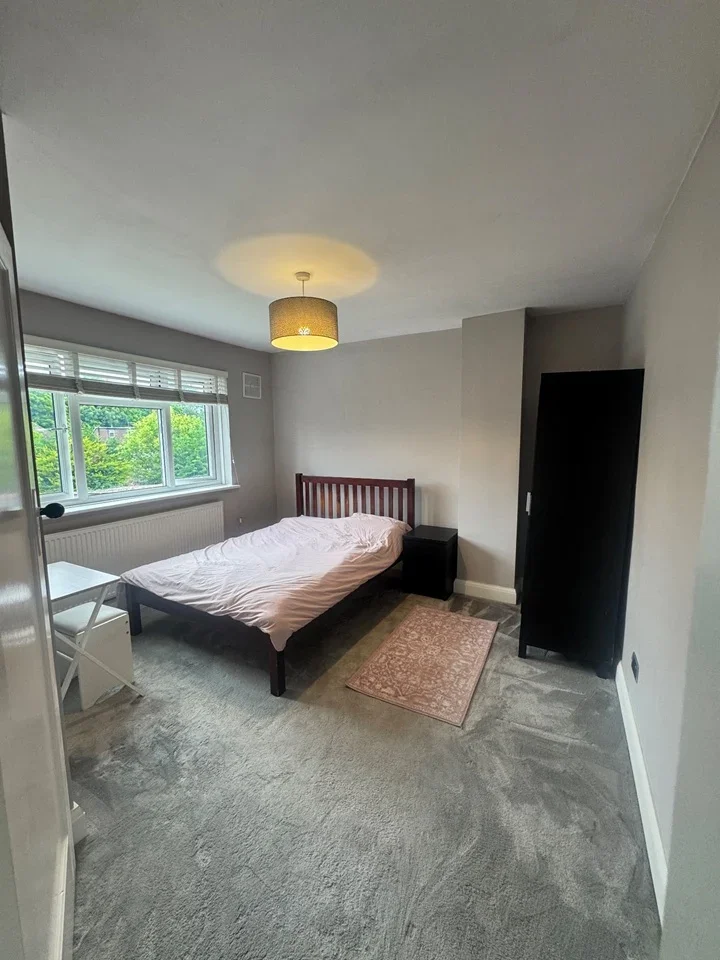 Room Mortimer Crescent in Epsom and Ewell