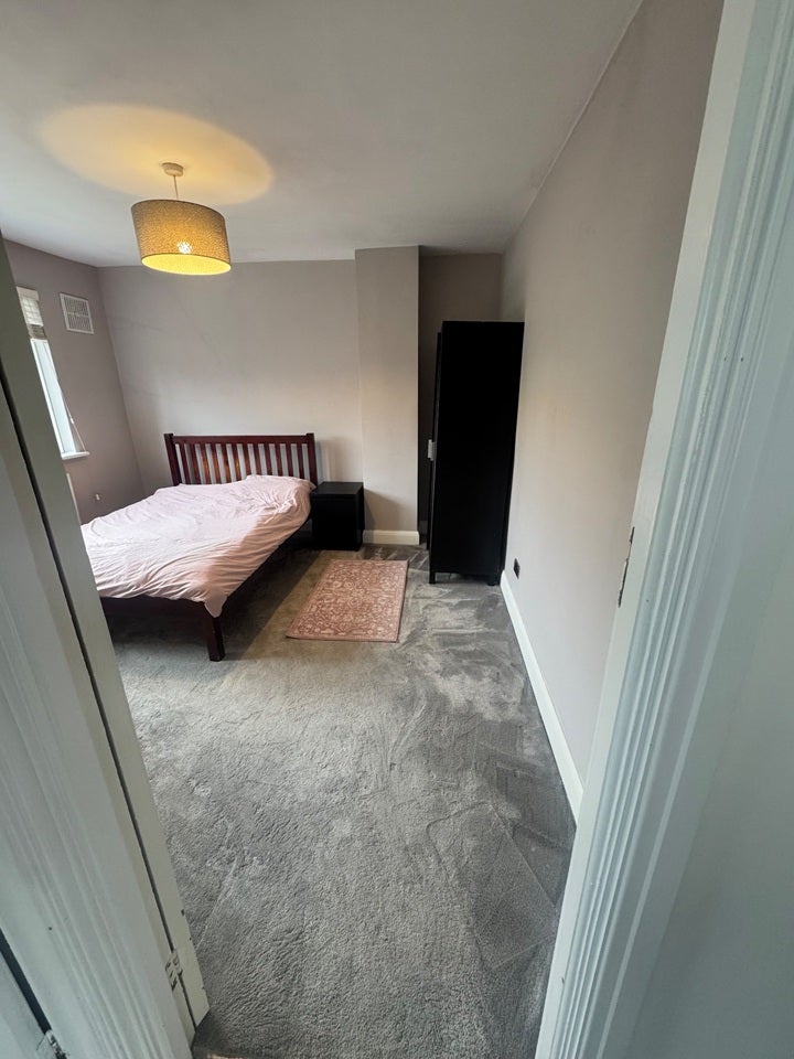 Room Mortimer Crescent in Epsom and Ewell