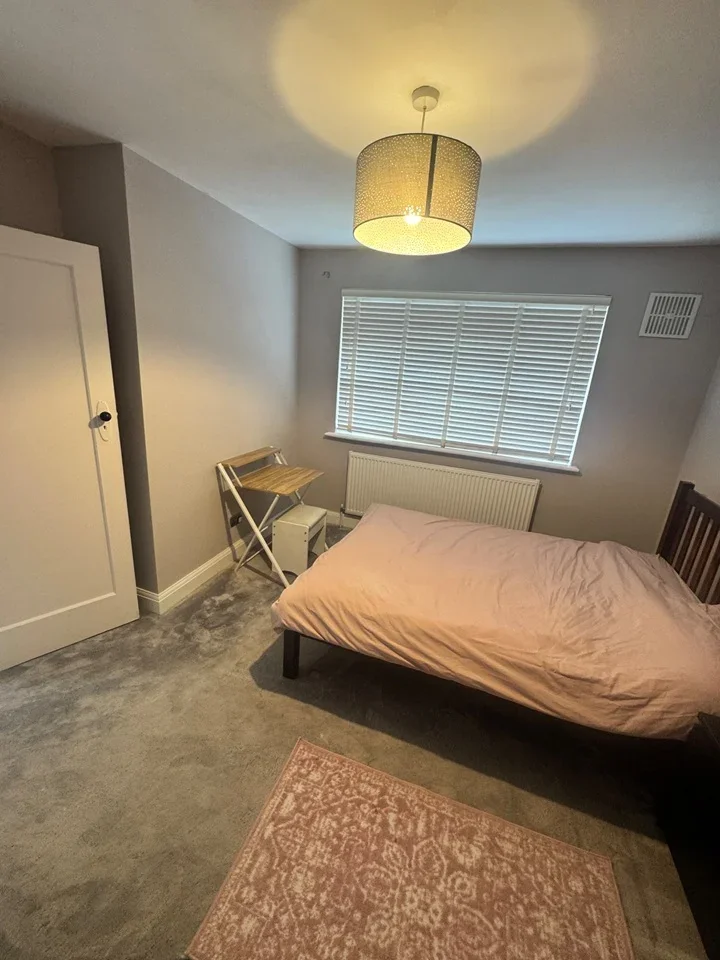Room Mortimer Crescent in Epsom and Ewell