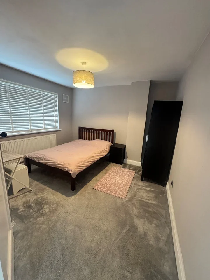 Room Mortimer Crescent in Epsom and Ewell