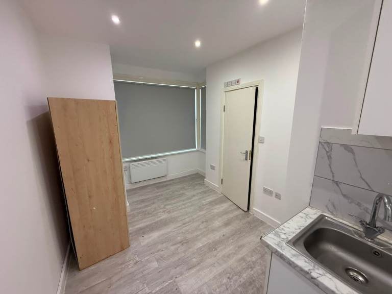 Flat Graham Road in Greater London