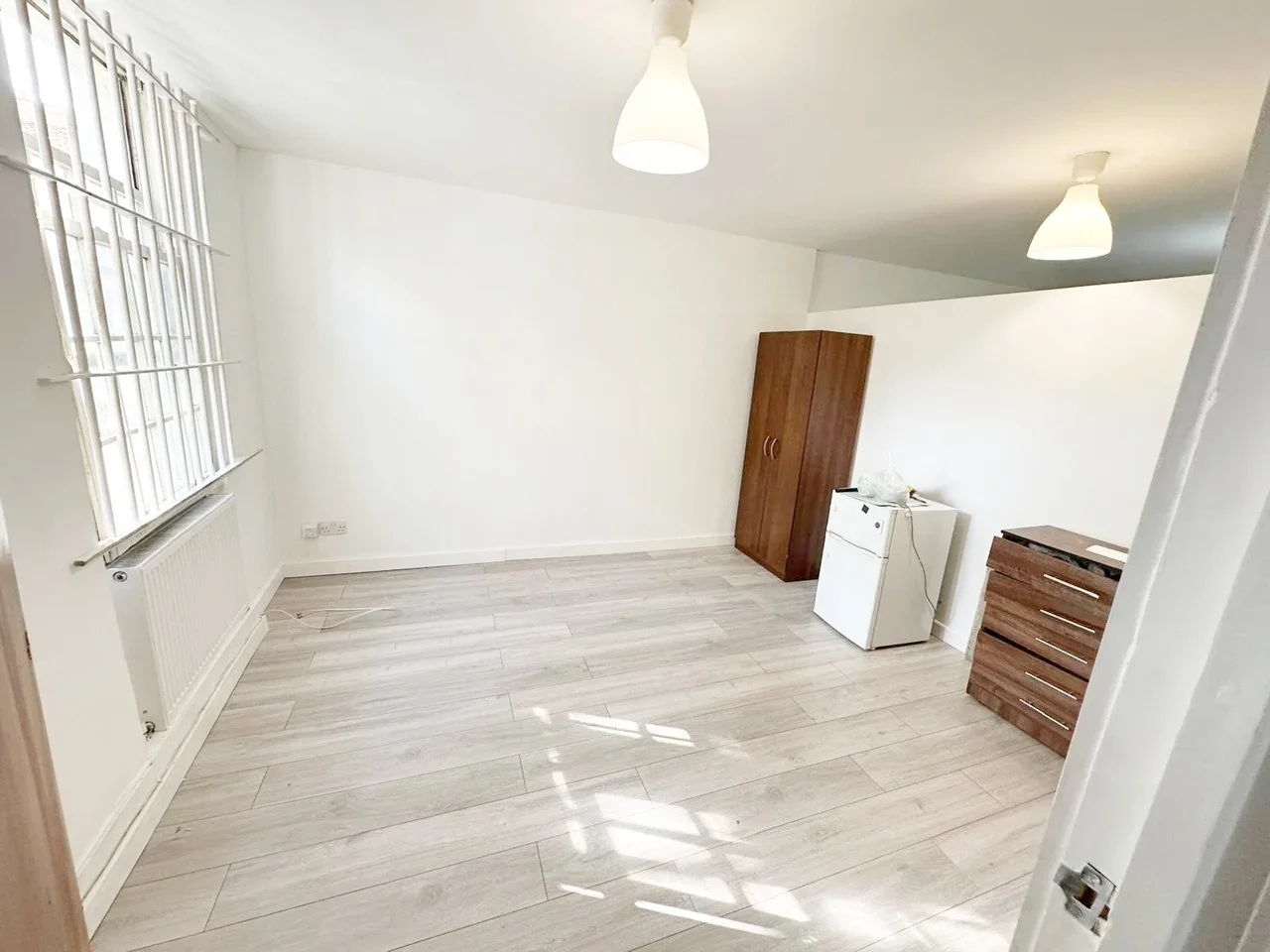 Flat Clapham Road in Greater London