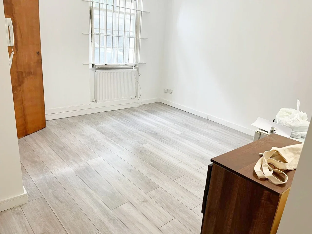 Flat Clapham Road in Greater London