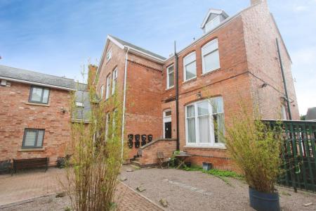 Flat Clarendon Park Road in Leicester
