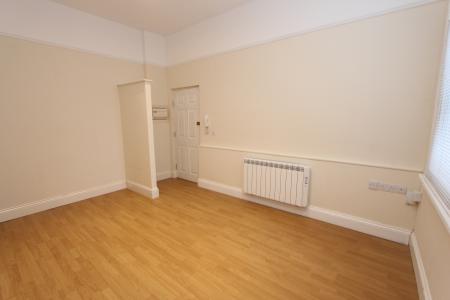 Flat Clarendon Park Road in Leicester