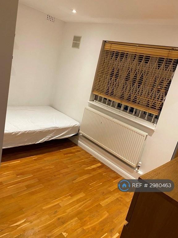 Flat Poynders Gardens in Greater London