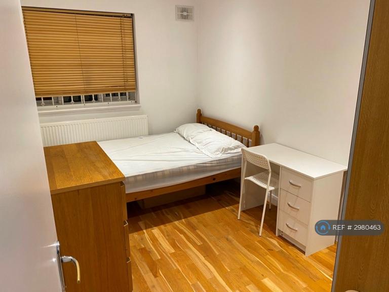 Flat Poynders Gardens in Greater London