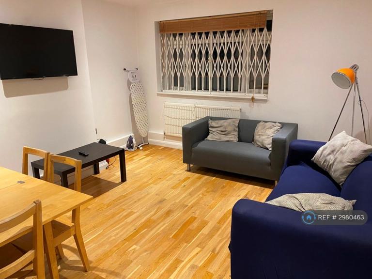 Flat Poynders Gardens in Greater London