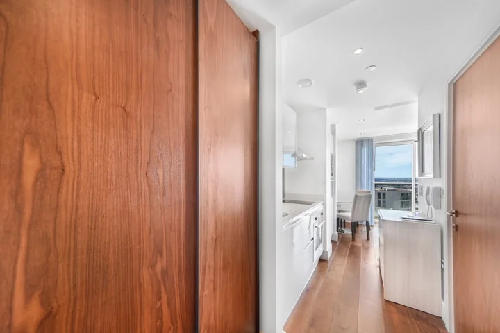 Flat Lincoln Plaza in Greater London