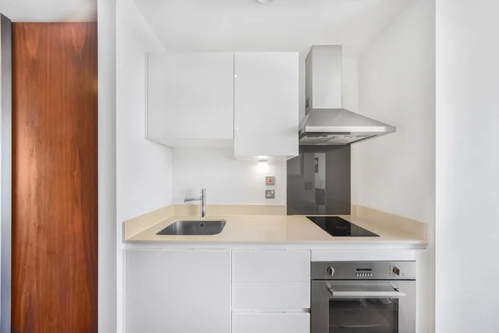 Flat Lincoln Plaza in Greater London