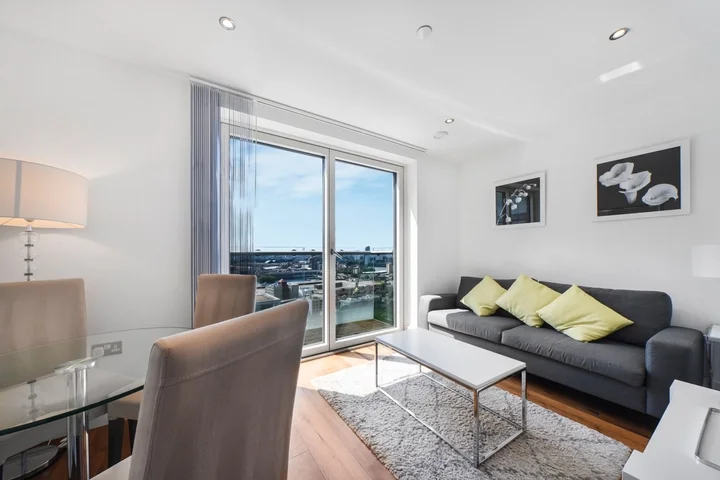 Flat Lincoln Plaza in Greater London