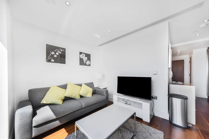 Flat Lincoln Plaza in Greater London