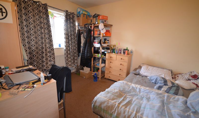Room Hursthead Walk in Manchester