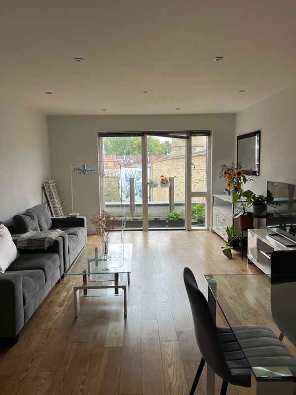 Flat Heneage Street in Greater London