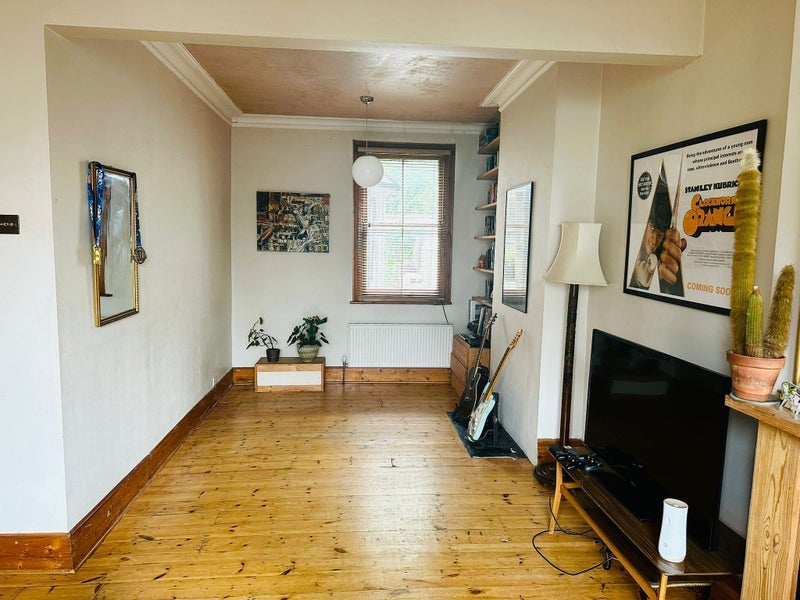 Room Roding Road in Greater London