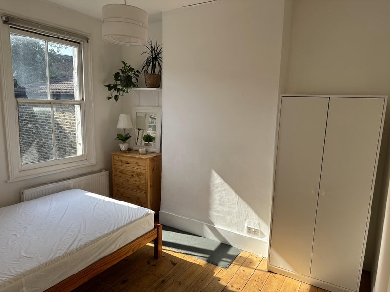 Room Roding Road in Greater London