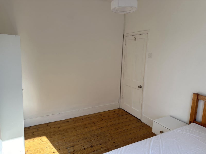 Room Roding Road in Greater London