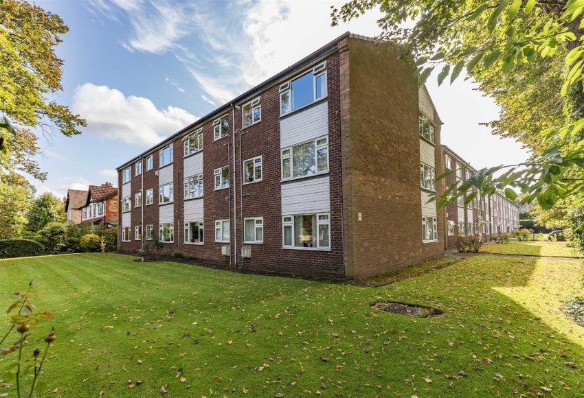 Flat Rookfield Court in Trafford