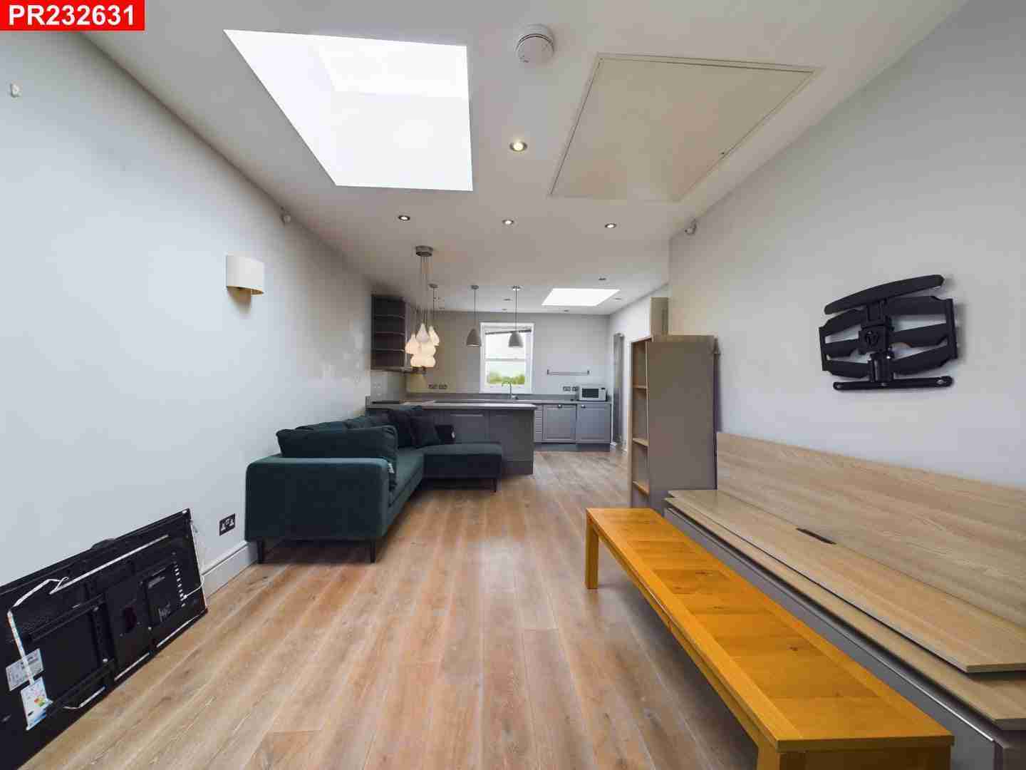 Flat St Stephen's Gardens in City of Westminster