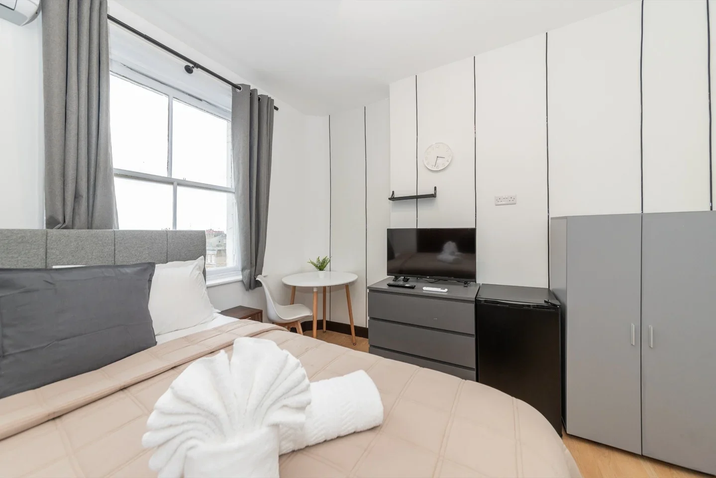 Flat Kensington High Street in Greater London