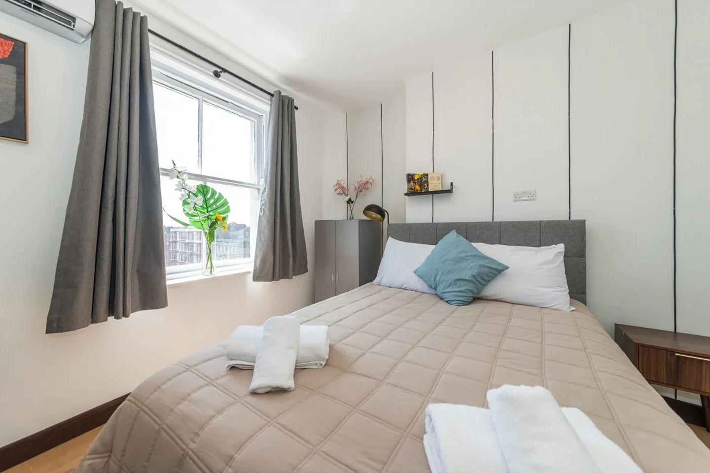 Flat Kensington High Street in Greater London