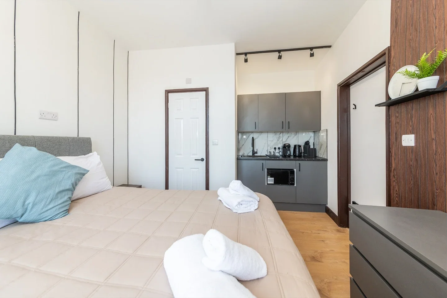 Flat Kensington High Street in Greater London
