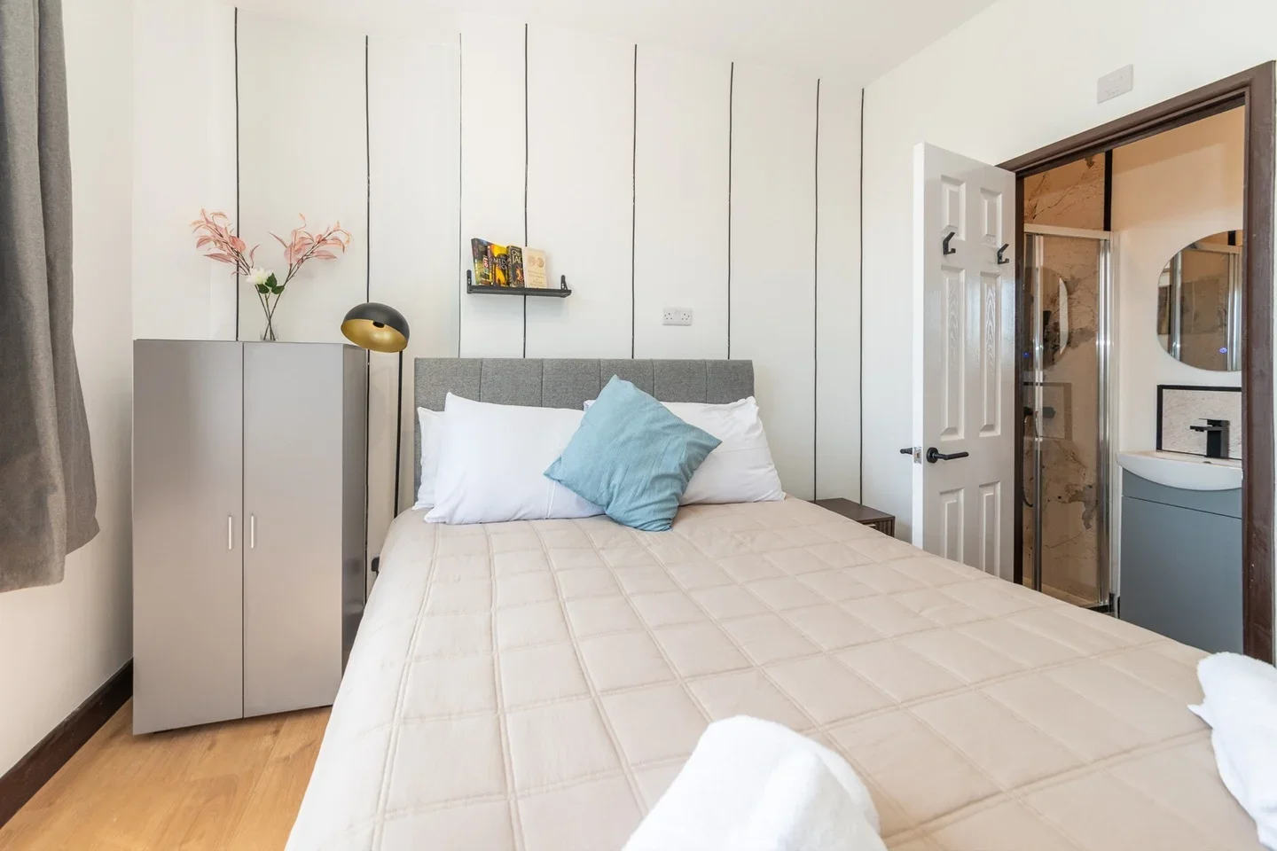 Flat Kensington High Street in Greater London