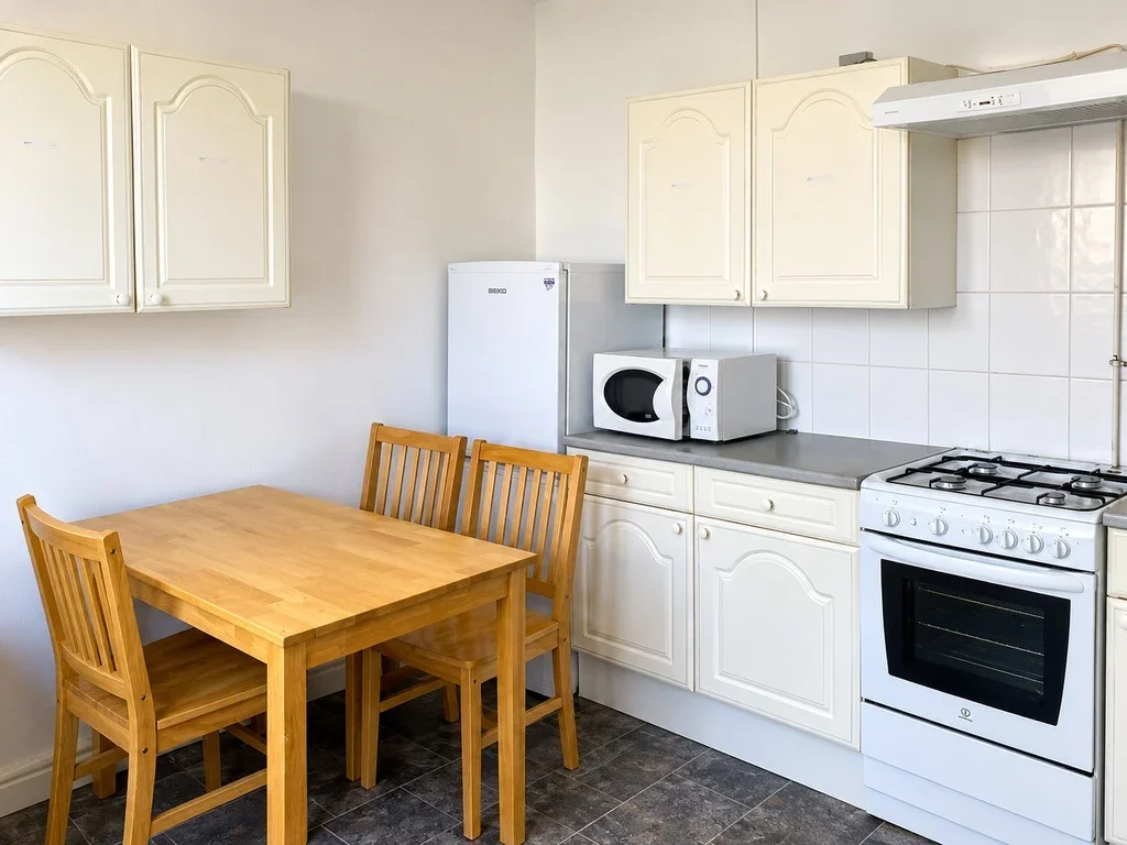 Room Desborough Avenue in High Wycombe