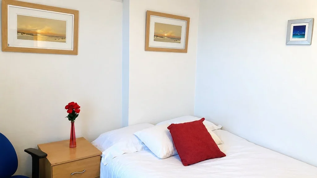 Room Desborough Avenue in High Wycombe
