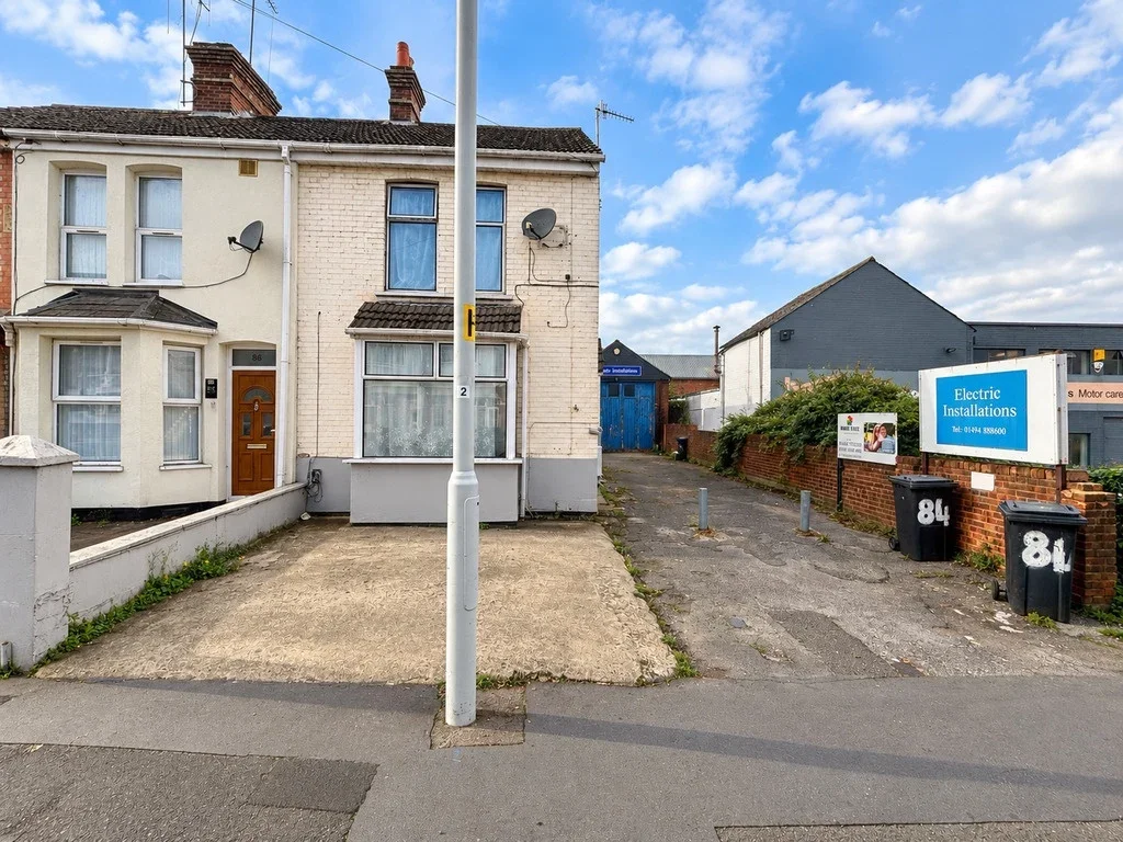 Room Desborough Avenue in High Wycombe