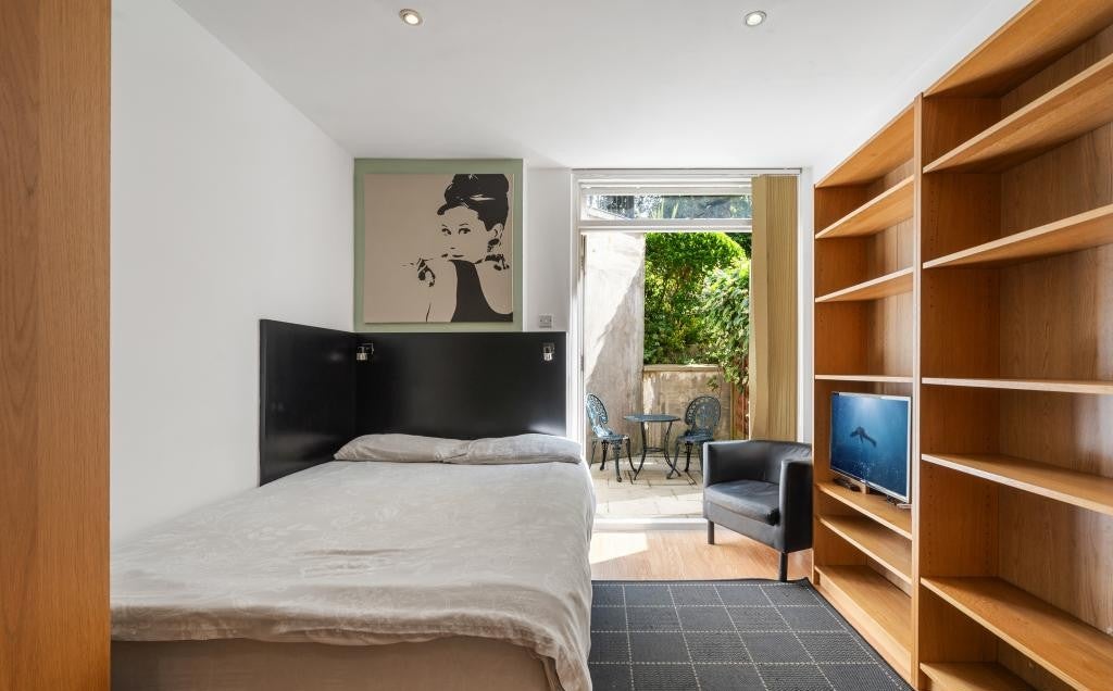 Room Finchley Road in Greater London