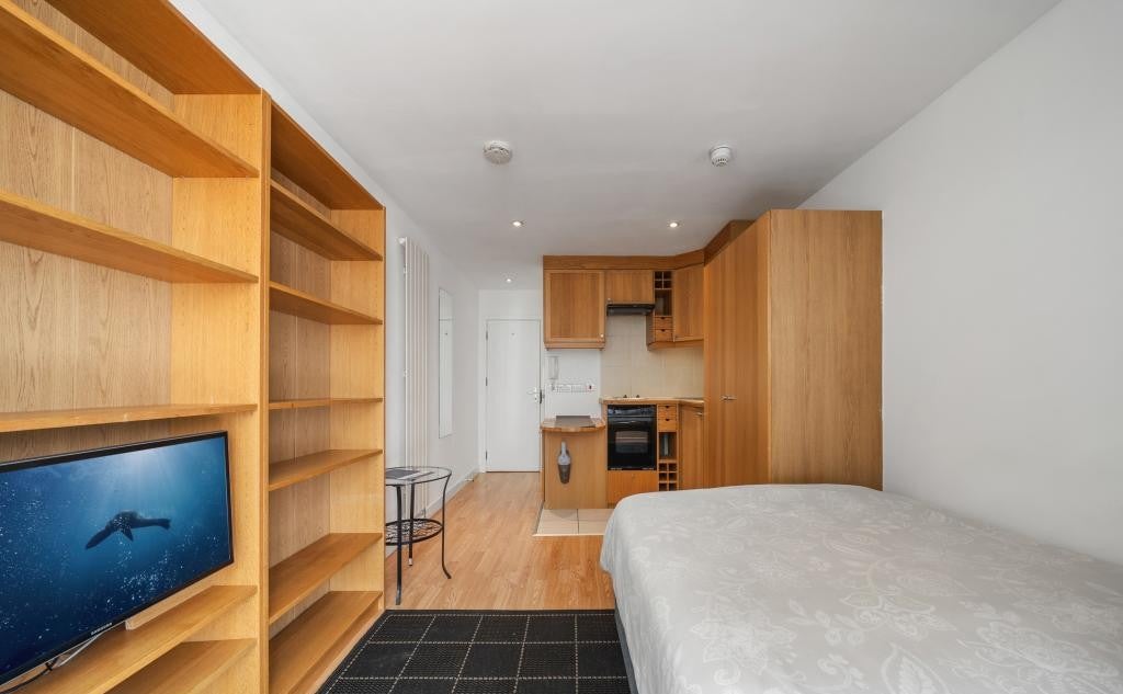 Room Finchley Road in Greater London