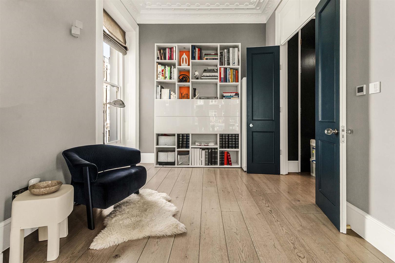 Flat Linden Gardens in Greater London