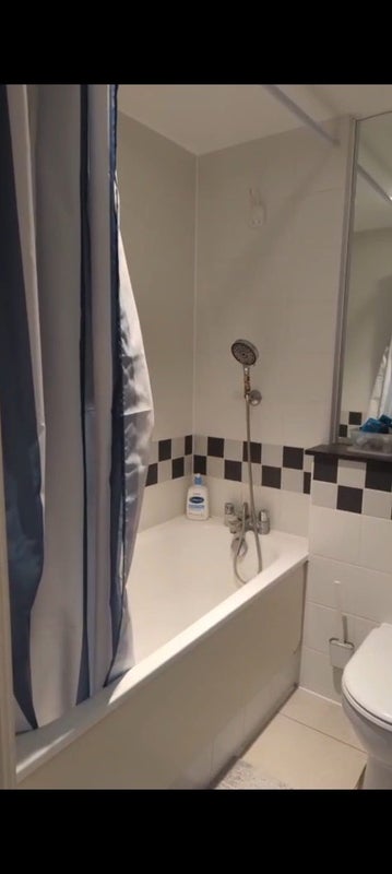 Room Leyden Street in Greater London