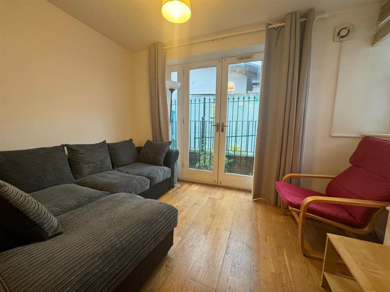 Flat Poynders Road in Greater London