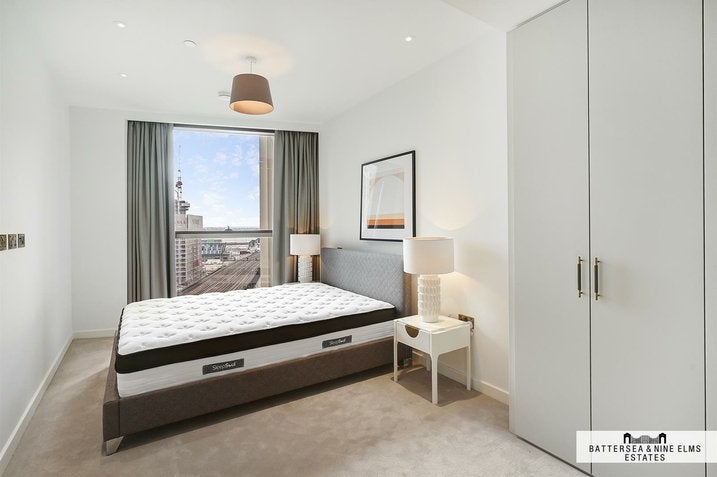 Flat Carnation Way in Greater London