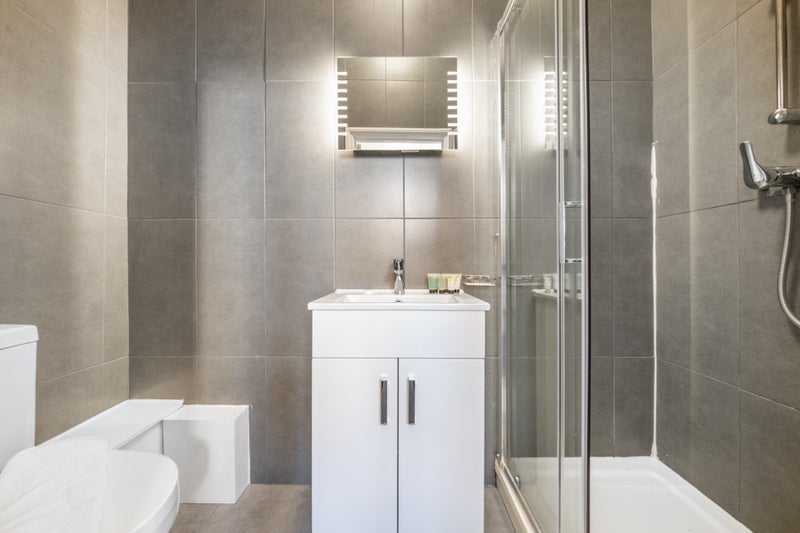 Room Commercial Road in Greater London
