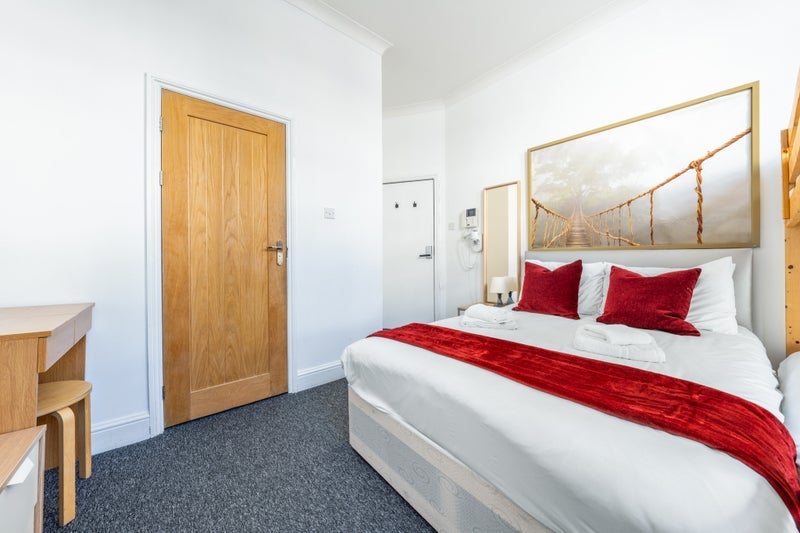 Room Commercial Road in Greater London