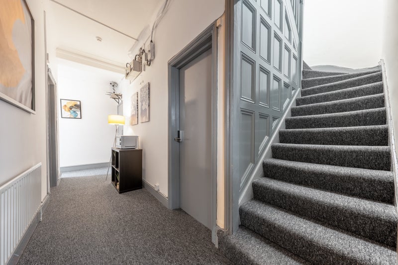 Room Commercial Road in Greater London