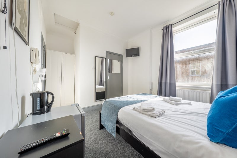 Room Commercial Road in Greater London