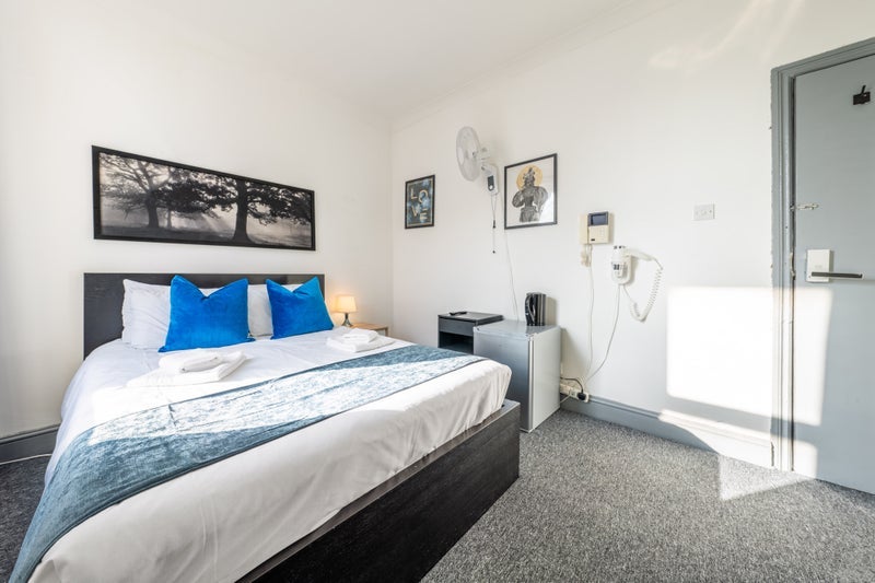 Room Commercial Road in Greater London